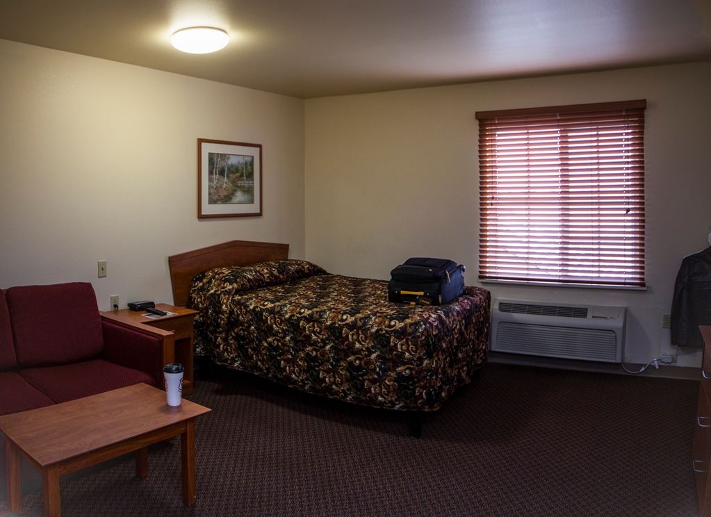 Woodspring Suites Evansville Room photo