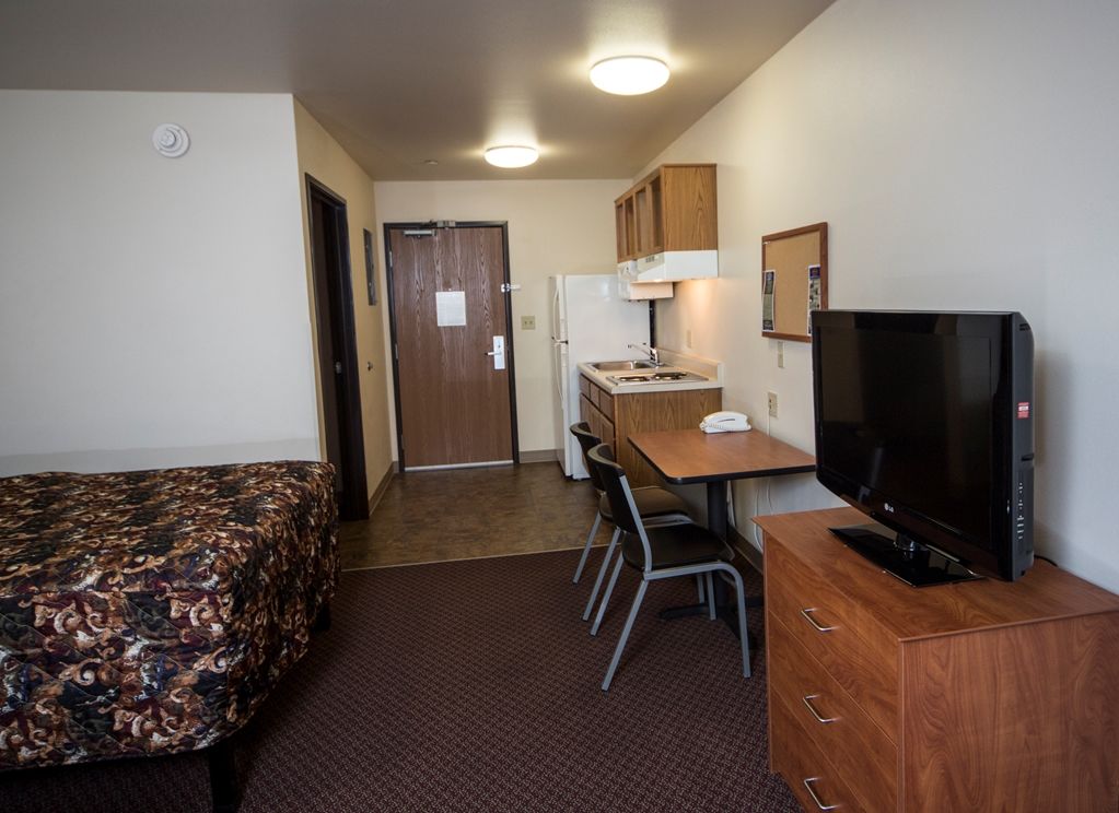 Woodspring Suites Evansville Room photo