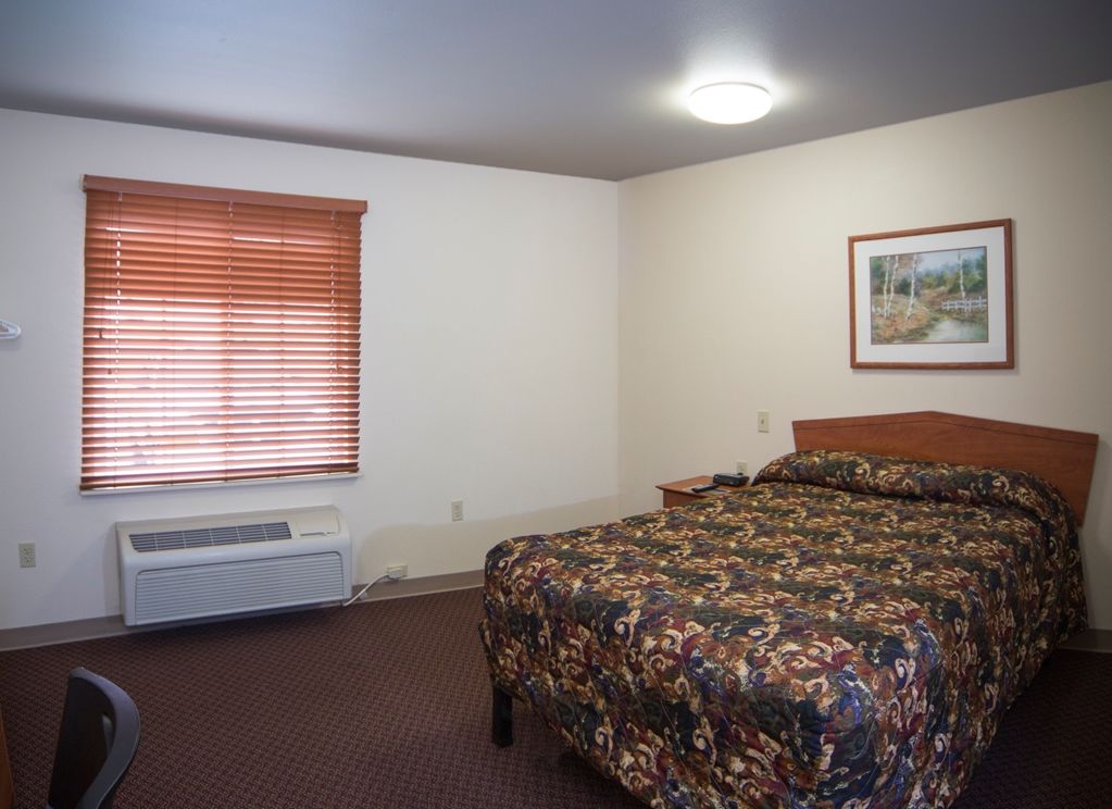 Woodspring Suites Evansville Room photo