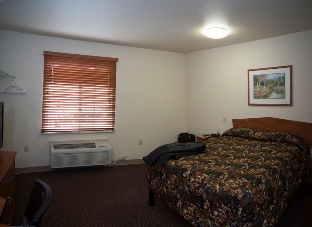 Woodspring Suites Evansville Room photo