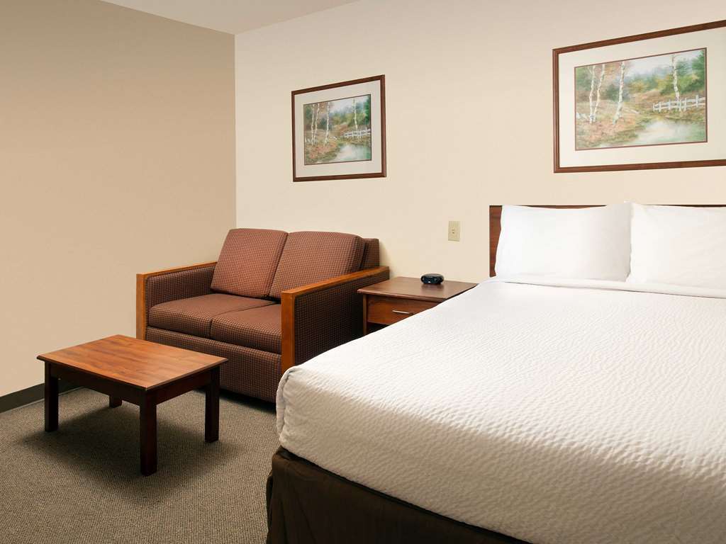 Woodspring Suites Evansville Room photo