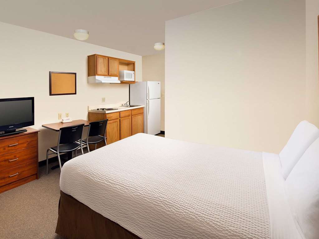 Woodspring Suites Evansville Room photo